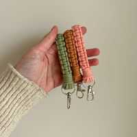 Porte-clés en macramé tissé à la main bohème avec breloques de feuille