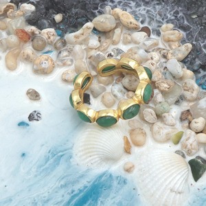 Bague ovale réglable en plaqué or émeraude à la demande bijoux élégants en pierres précieuses vertes pour femmes d'Inde - Product Image 2