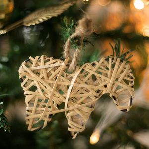 Adorno de elefante de ratán hecho a mano para árbol de Navidad decoración rústica Natural acento colgante de vacaciones respetuoso con el medio ambiente - Product Image 1