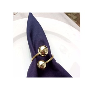 Ronds de serviette en métal haut de gamme, offrant une texture lisse, des proportions harmonieuses et une sophistication durable pour les tables à manger. - Product Image 3