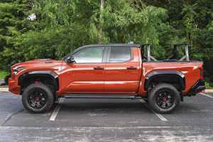 Camioneta Doble Cabina 2024 con Tracción en las Cuatro Ruedas, Caja de Cambios Automática, Volante a la Izquierda, Bajo Kilometraje, Interior Oscuro, Híbrida de Gasolina - Product Image 5