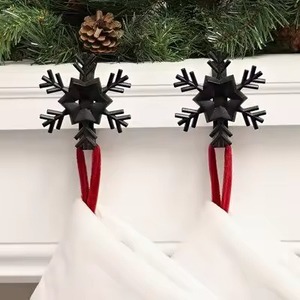 Support de bas en métal élégant pour Noël Crochet de vacances élégant pour un décor de fête sophistiqué - Product Image 1