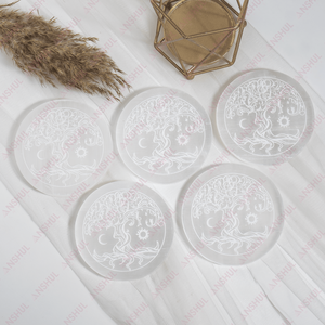 Fabriqué en Inde Plaque ronde en cristal de sélénite de 4 pouces avec arbre de vie, lune et soleil. - Product Image 2