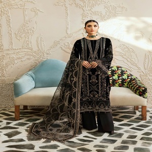 Costumes en velours pour femmes par Pakistani Designers Velvet Collection Costumes 3 pièces par Ramsha Volume Velvet-6 at Wholesale - Product Image 4