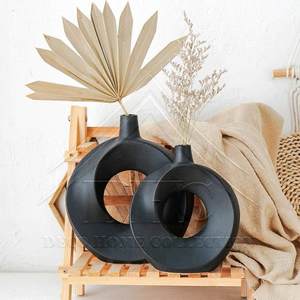 Vase à fleurs en métal fabriqué à la main avec des détails géométriques et des finitions haut de gamme pour des accents de maison élégants - Product Image 3