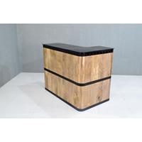 Meuble de bar en bois de manguier massif en forme de L, style antique, avec support à vin riveté en métal naturel, porte-verres et étagère ouverte