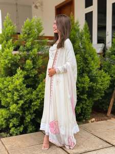 Conjunto de traje Anarkali de lujo Unity con bordado floral color marfil y dupatta - Product Image 2