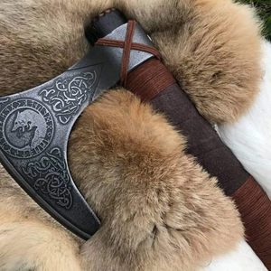 Hacha Vikinga Hecha a Mano con Mango de Madera de Fresno Grabado y Funda de Cuero con Grabado en la Cabeza - Product Image 2