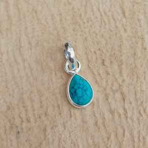 Collar con colgante de lágrima turquesa de plata de ley, regalo de joyería de piedras preciosas pequeñas para mujer, diseño hecho a mano - Product Image 4