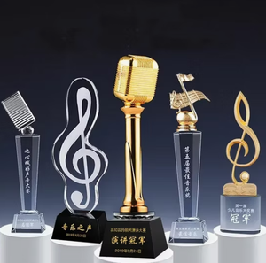 Trofeo de Micrófono Dorado Personalizado para Concurso de Oratoria, Elegante y Moderno Trofeo de Música de Resina, Cristal y Metal - Product Image 3