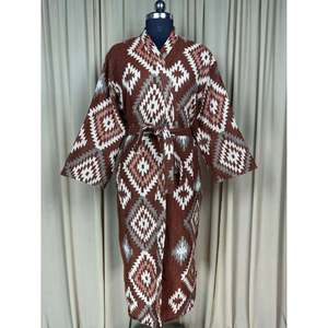 เสื้อคลุมคาร์ดิแกนลายเพชรสำหรับผู้หญิง ผสมขนจามรี สีน้ำตาล นุ่มสบาย มีกระเป๋า เหมาะสำหรับใส่ในบ้านช่วงฤดูหนาว ดีไซน์โรแมนติกและมีเอกลักษณ์เฉพาะตัว ผลิตตามแบบ ODM - Product Image 1