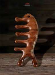 PEINE DE MADERA ARTESANAL CON PROPIEDADES DE HOJA DE CATAPPA NATURAL - Product Image 3