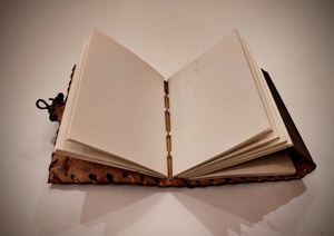 Brun homme en relief en cuir véritable A5 Journal fait à la main unique loquet journal carnet de croquis couture écriture écologiquement cahiers - Product Image 4