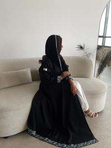 ชุดเดรสแฟชั่นดูไบสุภาพเรียบร้อยพร้อมแผงปักลูกไม้ลายดอกไม้และเข้ากับสไตล์ฮิญาบอาบายา - Product Image 3