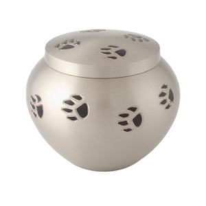 Juego de urnas para mascotas de cremación Odyssey de latón de alta calidad de 3 uds con urnas funerarias de metal con acabado de Peltre y pizarra con estampado de pata - Product Image 3