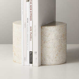 Ces serre-livres en marbre blanc sont fabriqués avec un design décoratif et fonctionnel qui leur permet d'être utilisés comme décor de bureau accrocheur - Product Image 3