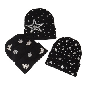 Vente d'usine en gros Bonnet d'hiver brodé 3D chaud brillant avec logo personnalisé en jacquard doux et luxueux orné de strass pour le voyage - Product Image 1