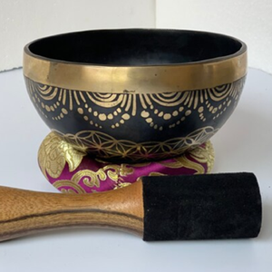 Cuenco de canto tibetano dorado con mantra escrito en su superficie y palo de madera para producir sonido disponible a precios al por mayor - Product Image 2