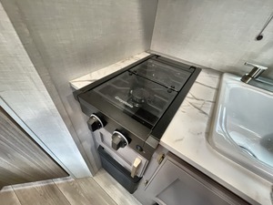 รถบ้านหรูใหม่ VAN ขับเคลื่อน 4 ล้อ 4x4 สำหรับ 4 คน สำหรับการเดินทางออฟโรด ตัวถังไฟเบอร์กลาส พร้อมเตาไมโครเวฟ ห้องน้ำ เตียงนอน และทีวี - Product Image 6