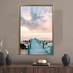 Tableau sur toile imprimé Ciel côtier : Paysage marin élégant avec pont en bois, TOILE ENCADRÉE DORÉE - Product Image 1