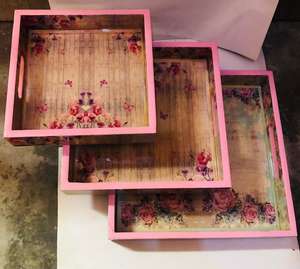 Plateau de service en acrylique fait à la main avec poignée en bois de qualité forme rectangulaire design fantaisie directement de l'Inde - Product Image 1