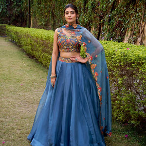 Lehenga Choli en soie de créateur exclusif pour femmes avec broderie florale et travail lourd sur le bas, tenue indienne pakistanaise - Product Image 1