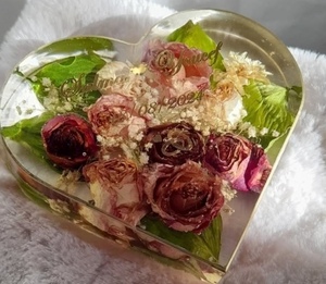 Carte de mariage et cadre en résine 2025 faits à la main avec incrustation florale Modèle de sculpture d'amour inspiré de l'art Cadeau de Noël et cadeau - Product Image 2