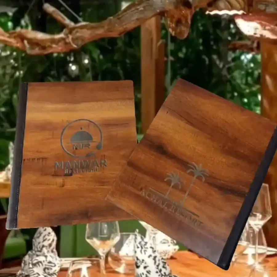 Cartella di menu di nuova progettazione in legno con un bellissimo design e logo inciso all'interno di materiale in similpelle con 3 viti