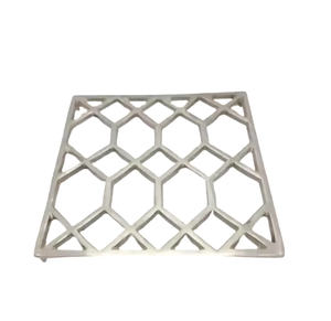 Salvamanteles de cocina de aluminio con acabado plateado Diseño de mesa de metal Decorativo y accesorios para uso en la cocina Trending Trivets - Product Image 5