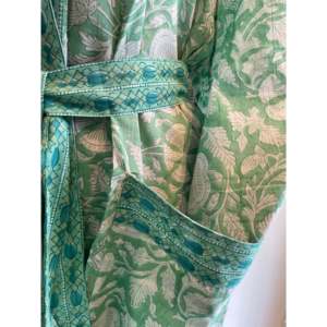 Bata de Baño Kimono con Estampado Floral Celadon, Tejido Suave, Talla Única para Primavera, con Botones y Cordón Ajustable, Transpirable, Ideal para Novias o Uso Casual - Product Image 3