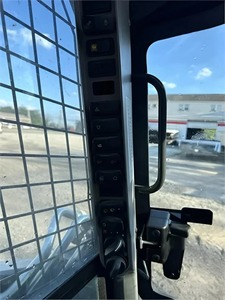 Minicargadora compacta 2021 NEW HOLLAND C337 Minicargadora frontal pequeña y caliente de fábrica con accesorio de cubo Mini Skid S - Product Image 6