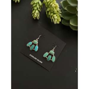 Pendientes Colgantes Geométricos de Turquesa Kingman y Plata de Ley Hechos a Mano por Artesanos Navajo - Product Image 3
