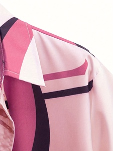 Ensemble de maillots de bain Somerset unisexe en noir imprimé géométrique Style Viral Beachwear Ensemble assorti pour tous Parfait pour une tenue décontractée - Product Image 4