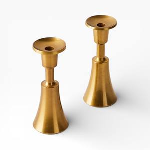 Portavelas Modernos de Oro Mate, Par con Base Ancha para una Presentación de Mesa de Lujo, Únicos - Product Image 1