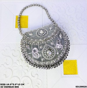 Bolso de Mano de Metal Hecho a Mano por Craftstages International, Bolso de Noche para Boda con Diseño de Corazón de Perlas, Forro de Satén, Cierre de Solapa y Correa de Anillo - Product Image 2