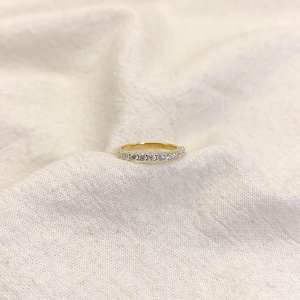 Anillo DE BODA minimalista de diamante de moissanita de corte redondo de 2mm | Media eternidad de Punta compartida | Plata 925 o chapado en oro de 18 quilates - Product Image 5