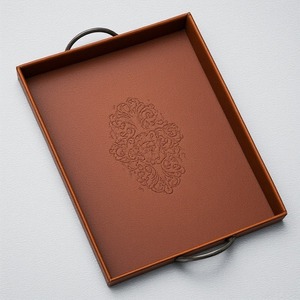 Bandeja ancha de cuero con costuras detalladas y construcción sólida diseñada para mejorar el servicio de almacenamiento y los arreglos decorativos - Product Image 4