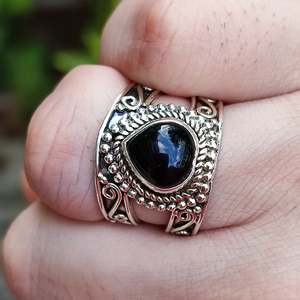 Anillo de Plata de Ley 925 con Ónix Negro, Hecho a Mano, Piedra de Nacimiento de Julio, Joyería con Incrustaciones de Ónix Negro Natural en Forma de Corazón - Product Image 1