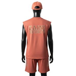 Conjunto de camiseta sin mangas y pantalones cortos para hombre, de algodón premium, suave, con pedrería de colores, transferencia térmica, logotipo personalizado. - Product Image 2