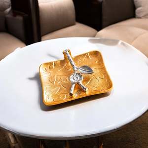 Porte-serviettes vintage en laiton avec motif floral en relief, luxe, carré, en métal avec cristaux, pour la décoration de table de mariage, pour les restaurants - Product Image 4