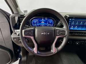 Silverado 1500 RST 2024-2025 Usado en Excelentes Condiciones, Cabina Doble, 4x4, Turbo, Automático, Volante a la Izquierda, Neumáticos R17, Interior Oscuro, Asientos de Cuero - Product Image 3