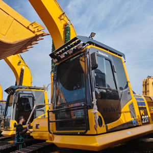 Excavatrice Komatsu PC220-8 d'occasion, matériel d'occasion, excavatrice sur chenilles, Komatsu PC200, Komatsu PC210, Komatsu PC240 - Product Image 1