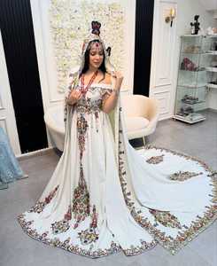 STYLISH-BLANC-ROBE CAFTAN AVEC VOILE DE TRAIL AVEC PERLES DE VERRE EN CRISTAL COLORÉ, PIERRE, PERLE DABKA TRAVAIL POUR Mariage = 2025 - Product Image 2