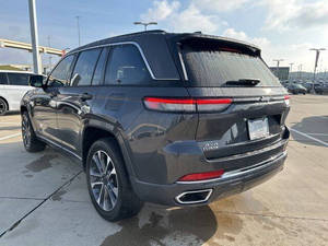 Jeep Grand Cherokee Overland 2024 Usado en Excelentes Condiciones - Product Image 2