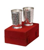 Ensemble de six verres à boire en métal argenté gravé, de style moderne, écologiques, durables, avec des détails ornés gravés à la main