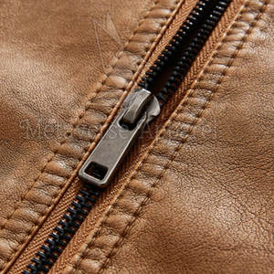 Chaqueta de cuero genuino para hombre, estilo slim fit, cuello alto, cierre de cremallera, transpirable, personalizada, en oferta. - Product Image 3