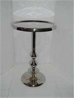 Tables d'appoint et de chevet de luxe durables en aluminium avec finition en laiton martelé pour le mobilier de salon