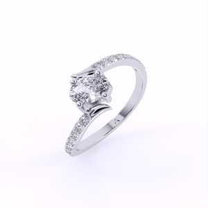 Bague en diamant de haute qualité Bloom Lab Grown forme ovale avec pierres latérales taillées brillantes vente en vrac - Product Image 5