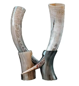 Authentique fait à la main médiévale nordique corne à boire Viking boussole inspirée conception religieuse gravée à la main polie sculpture sur animaux - Product Image 1