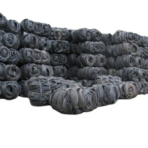 Pila de neumáticos sólidos usados en almacén - Product Image 1